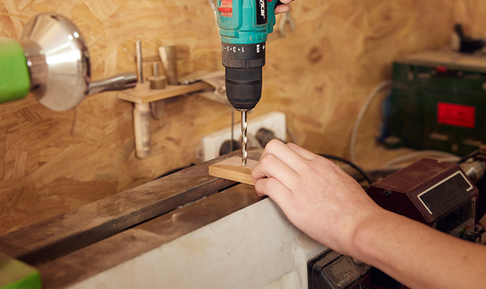 如何安全使用电动工